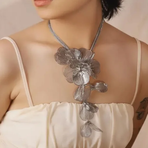 SOLD!!!STUNNING STATEMENT NECKLACE - Picture 6 of 8